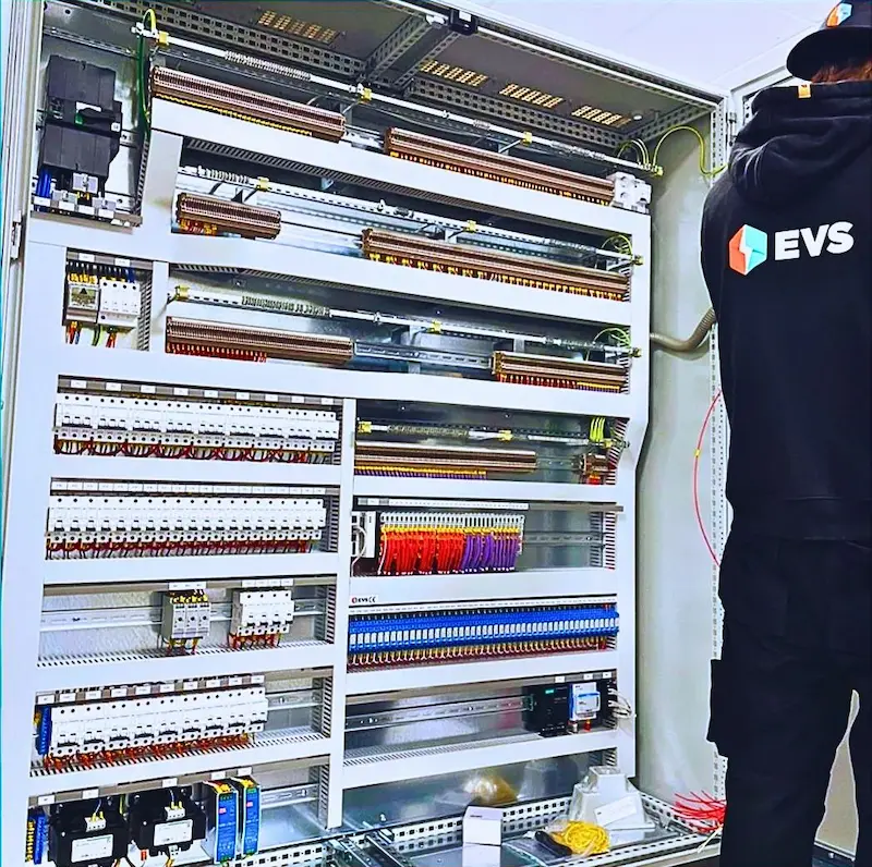 EVS-tekniker arbetar med apparatskåpsbyggnation och styrinstallation för fastighetsautomation