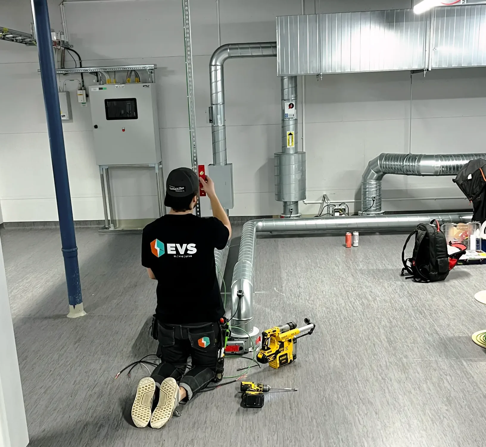 EVS-tekniker utför styrinstallation och fastighetsautomation i kommersiell fastighet